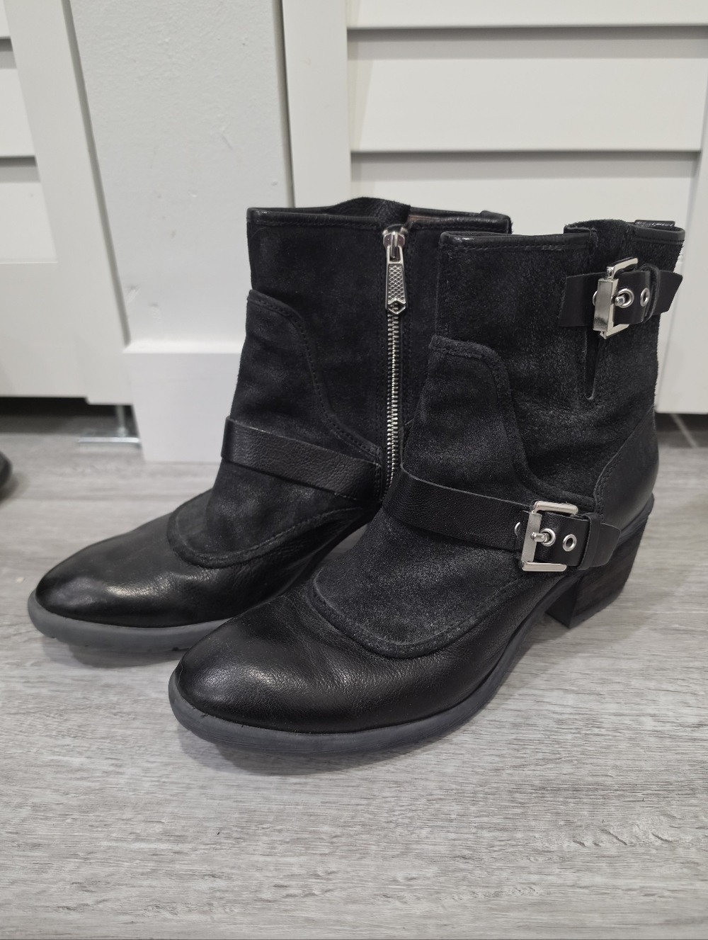 Donald J Pliner - Delta Black Leather w Suede & Buckles Boots Booties Sz 8.5